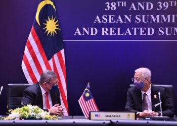 ISMAIL Sabri Yaakob memperkatakan sesuatu dengan Menteri Luar, Datuk Saifuddin Abdullah pada Sidang Kemuncak ASEAN – AS. - WISMA PUTRA