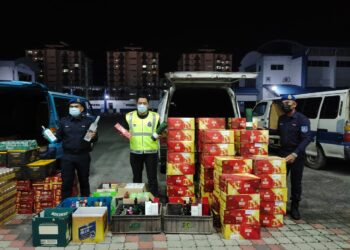 PASUKAN PPM Pelabuhan Klang menunjukkan van dan arak tidak bercukai yang dirampas dalam operasi serbuan di kawasan parkir Taman Kim Chuan, Pandamaran di Klang, Selangor.
