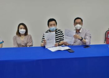 LELAKI yang hanya mahu dikenali sebagai Ng (tengah) menunjukkan salinan laporan polis bersama Jimmy Puah Wee Tse pada sidang akhbar di Pejabat PKR Cabang Tebrau di Johor Bahru.