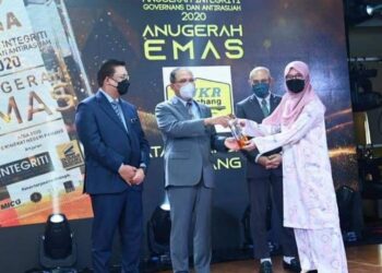 WAN Rosdy Wan Ismail (dua dari kiri) menyampaikan Anugerah Integriti, Governans dan Antirasuah (AIGA) 2020 kerjasama antara Institut Integriti Malaysia (IIM) dengan Yayasan Pahang di Kompleks Yayasan Pahang di Kuantan, Pahang.