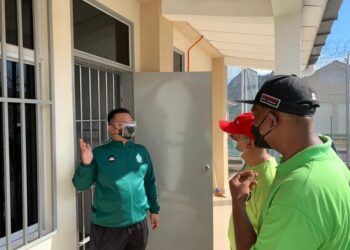 TUANKU Syed Faizuddin Putra Jamalullail (kiri) berkenan berangkat meninjau Kompleks Pusat Pemulihan Penagihan Narkotik (PUSPEN) Bukit Chabang, Padang Besar, Perlis semalam. - UTUSAN