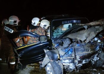 ANGGOTA bomba bertungkus-lumus mengeluarkan mangsa yang tersepit dalam kemalangan maut berhampiran Jalan Kampung Melayu Raya di Segamat.
