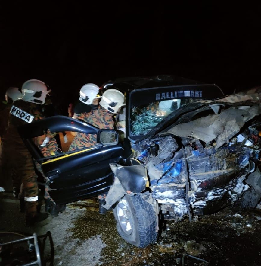 Tiga maut, seorang cedera kemalangan tiga kenderaan