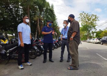 ABDUL Yunus Jamahri (dua dari kiri) mendengar penjelasan daripada wakil penduduk berkenaan isu parkir di jalan utama Taman Kerian di Parit Buntar hari ini. - UTUSAN/WAT KAMAL ABAS