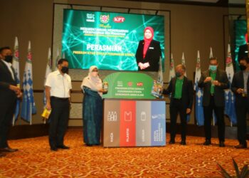 RODZIAH Ismail (tiga dari kiri), Zamani Ahmad (dua dari kiri) dan Juan Aranols melakukan gimik program pelancaran program Kitar Semula Perumahan Strata. - UTUSAN MALAYSIA / ABDUL RAZAK IDRIS