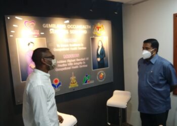 HARRISRAJUDIN Alaudin (kanan) dan Roy Sathiyan ketika merasmikan bangunan Gemilang Occuhealth  Sdn. Bhd di Seksyen 15, Shah Alam, hari ini.