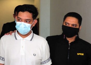 MUHAMMAD Syauqi Mohammad Kamil (kiri) didenda RM6,000 selepas mengaku bersalah atas dua pertuduhan pilihan menerima rasuah di Mahkamah Sesyen, Shah Alam, Selangor hari ini. - GAMBAR SPRM