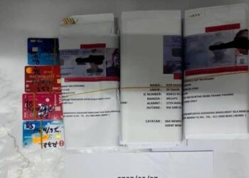 ANTARA dokumen termasuk maklumat peribadi dan kad bank yang dirampas polis ketika menahan 13 lelaki terlibat dalam kegiatan ah long di Horizon Hill, Iskandar Puteri.