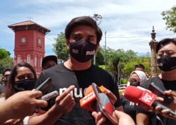SYED SADDIQ Syed Abdul Rahman melakukan sidang akhbar di hadapan Bangunan Stadthuys, Banda Hilir, Melaka.
