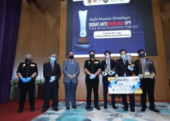 AZAM Baki (empat dari kiri) bergambar bersama johan Pertandingan Debat Antirasuah IPT Piala Ketua Pesuruhjaya SPRM 2021 yang dimenangi USIM di Putrajaya.