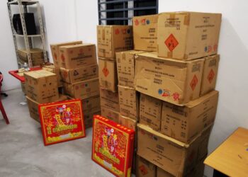 SEBANYAK 43 buah kotak mercun dan bunga api pelbagai jenis dianggarkan bernilai RM30,000 dirampas di sekitar Port Dickson.