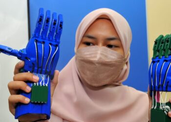 PELAJAR Kejuruteraan Bioperubatan, Amalina Has menunjukkan tangan 3D yang dihasilkan bagi tujuan membantu kanak-kanak Yaman yang mengalami kecacatan tangan pada majlis Serahan Tangan 3D ke Yaman di UTM, Johor Bahru. - UTUSAN/RAJA JAAFAR ALI