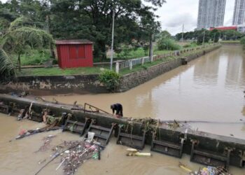 SIKAP masyarakat yang membuang sampah merata-rata terutama ke saliran air seperti sungai dan longkang menjadi antara punca banjir kilat sering berlaku di Johor Bahru.