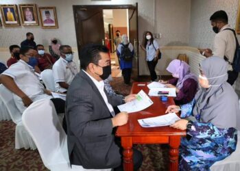 SULAIMAN Md. Ali (kiri) hadir menerima dos penggalak Majlis Perluasan Pelaksanaan PICK di Dewan Seri Negeri, Ayer Keroh, Melaka.
