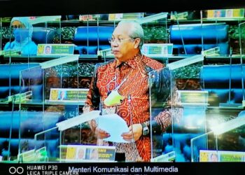 MENTERI Komunikasi dan Multimedia, Tan Sri Annuar Musa segak mengenakan kemeja batik pada sidang Dewan Rakyat hari ini.
