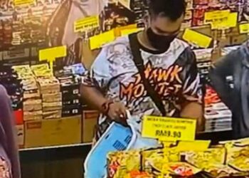 TANGKAP layar CCTV menunjukkan seorang lelaki mengambil dompet milik seorang wanita di sebuah premis menjual coklat di Langkawi semalam.