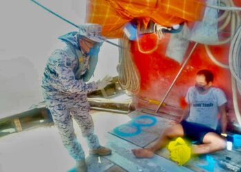 ANGGOTA Maritim Malaysia memeriksa kecederaan dialami oleh Saithongthae Sutham
selepas terkena bilah kipas enjin bot nelayan kelas C di kedudukan enam batu nautika dari muara Kuala Kedah, Alor Setar semalam.