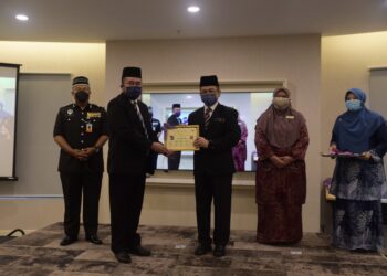 MOHD. Na'im Mokhtar (tiga dari kanan) pada majlis pelancaran buku panduan hukuman sebatan luar penjara bagi pesalah syariah di Kuantan, Pahang.