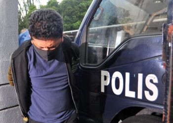 FEROZ Musa mengaku tidak bersalah atas pertuduhan menyamar dengan gelaran Datuk Seri Panglima serta menipu di Mahkamah Sesyen dan Mahkamah Majistret Johor Bahru di Johor. - UTUSAN/RAJA JAAFAR ALI