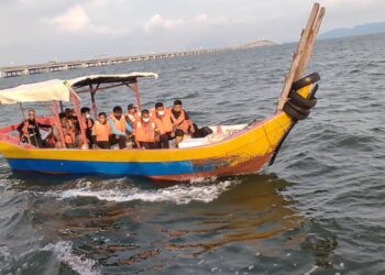 MARITIM Malaysia Pulau Pinang menahan tekong bot yang membawa sembilan penumpang tanpa lesen yang sah di perairan Pulau Pinang semalam.