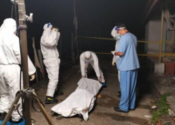 JBPM Melaka menemukan mayat seorang lelaki yang lemas selepas bertindak terjun dari Jambatan Muara Sungai Duyong, Melaka. - UTUSAN/DIYANATUL ATIQAH ZAKARYA