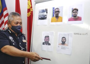 MOHD. Said Ibrahim (tengah) menunjukkan gambar seorang lelaki yang diburut dipercayai terlibat dalam kes samun di daerah ini ketika sidang akhbar di IPD Seremban, Seremban 2 hari ini. - UTUSAN/MOHD. SHAHJEHAN MAAMIN