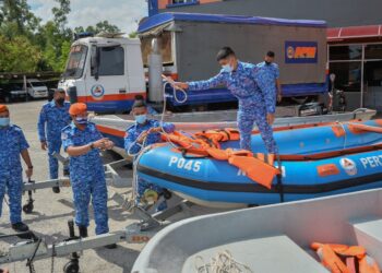 MOHD. Rosman Abdullah (tengah) memeriksa peralatan bagi menghadapi persiapan menghadapi monsun timur laut di Pejabat Angkatan Pertahanan Awam Malaysia (APM) Terengganu di Kuala Nerus. - UTUSAN/PUQTRA HAIRRY ROSLI
