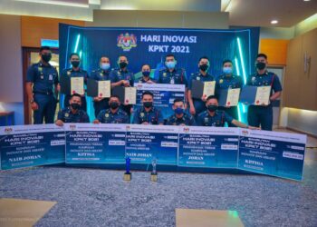 BARISAN pemenang Pertandingan Kumpulan Inovatif dan Kreatif (KIK) sempena Hari Inovasi KPKT.