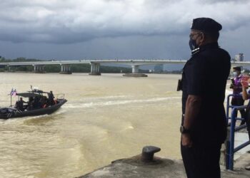RAMLI Mohamed Yoosuf menyaksikan lintas hormat daripada Pasukan Polis Marin Wilayah Tiga, ketika melakukan lawatan kerja di markas polis marin dan turut berkesempatan menyaksikan demonstrasi menyelamat mangsa di air ketika banjir, di Kuantan, Pahang. - UTUSAN/DIANA SURYA ABD WAHAB