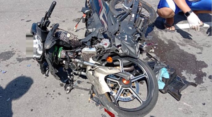 Penunggang motosikal maut rempuh MPV