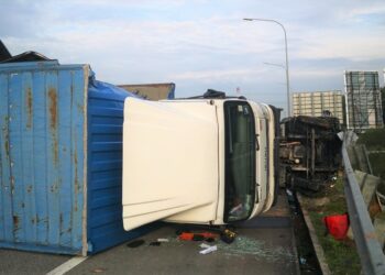 KEADAAN lori yang terbalik dalam kejadian kemalangan di Kilometer 269, Lebuh Raya Utara Selatan (arah Selatan), Seremban pagi ini.