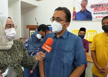 MOHD. RAFIQ Naizamohideen ketika ditemui pemberita selepas Program Sumbangan Deepavali Melaka Prihatin di Tehel, Melaka. - UTUSAN/DIYANATUL ATIQAH ZAKARYA