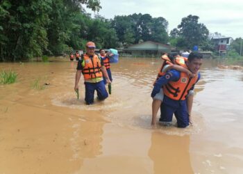ANGGOTA pertahanan awam membantu memindahkan mangsa banjir yang berlaku di Sabah sebelum ini. - IHSAN APM