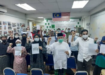 MOHD. Azmi Abdul Hamid (dua dari kanan) melaungkan tolak arak tolak judi pada Majlis Pelancaran Selamatkan Keluarga Malaysia Daripada Arak Dan Judi di sini hari ini. - UTUSAN/ABDUL RAZAK IDRIS