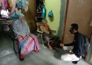 ZULKIFLI Yaacob (kanan) ketika berkunjung ke kediaman pasangan Siti Fatimah Abdullah dan Mohd. Ismail Lai Abdullah di Gertak Sanggul, Teluk Kumbar, Pulau Pinang semalam. - UTUSAN/NOOR HASLIZA NUSI