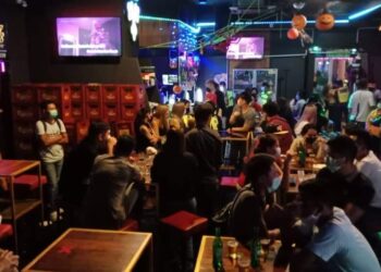 POLIS menyerbu sebuah pusat hiburan di Georgetown, Pulau Pinang malam tadi selepas didapati menyalahgunakan lesen premis berkenaan.