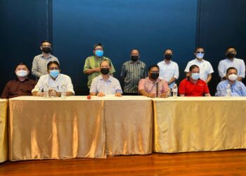 MOHAMMADIN Ketapi (tiga kiri) bersama Ahli Jawatankuasa Warisan Bahagian Lahad Datu semasa sidang media di Kota Kinabalu.