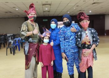 AHMAD Syahril Mohamad Nawi (kiri sekali) dan Ahmad Syafi Putra (kanan sekali) lengkap berbusana Melayu yang menarik perhatian ramai melayan orang ramai yang ingin bergambar dengan mereka di PPV Dewan 2020, Kangar, Perlis. - UTUSAN