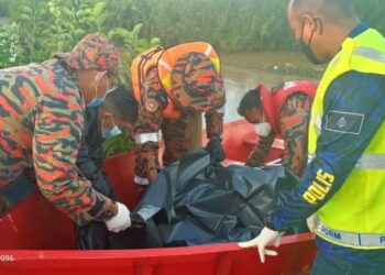 ANGGOTA bomba mengangkat mayat Mohd. Nazri Musa yang ditemukan di sungai berdekatan Taman Alor Rela, Titi Haji Idris, Alor Setar.