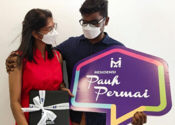 S. THIGARANI (kiri) bersama suaminya, G. Arvin tidak dapat menyembunyikan rasa teruja mereka ketika menerima kunci untuk menduduki rumah baharu menjelang sambutan Deepavali tidak lama lagi di Permatang Pauh, Pulau Pinang hari ini.