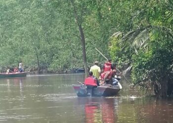 OPERASI mencari seorang remaja yang dikhuatiri lemas selepas terjatuh bot yang terlanggar tunggul kayu di Sungai Benut, Pontian.