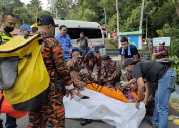 PASUKAN penyelamat diketuai pasukan bomba membawa turun seorang pendaki yang meninggal dunia ketika pendakian di Gunung Datuk pada pukul 2.20 petang tadi. - UTUSAN/NOR AINNA HAMZAH