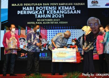MAHDZIR Khalid bertanyakan sesuatu kepada Shcameika Mawar Merah Al Haqqany Mohammad Hikamuddin yang menjadi johan acara Kemas Kids Top Host pada Hari Potensi Kemas Peringkat Kebangsaan 2021 di Alor Setar hari ini.