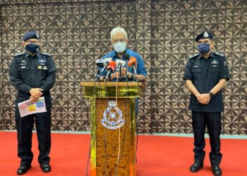 HAMZAH Zainuddin ketika sidang akhbar di IPK Melaka, Bukit Beruang, Melaka. - UTUSAN/DIYANATUL ATIQAH ZAKARYA