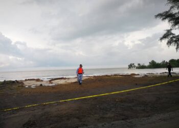 PETUGAS Skuad Pantas MPKL membuat pemantauan di Pantai Morib ketika penutupan pantai di sekitar daerah Kuala Langat, Selangor susulan fenomena air pasang besar yang melanda. - UTUSAN/ABDUL RAZAK IDRIS