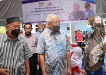 MAHDZIR Khalid beramah mesra dengan peserta yang hadir pada Majlis Sembang Santai Keluarga Malaysia Peserta Felcra Belimbing, Tualak, Padang Terap hari ini.