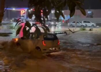 SEBUAH kereta meredah banjir kilat yang berlaku di Tanjung Rambutan di Ipoh hari ini. - UTUSAN/MEDIA SOSIAL