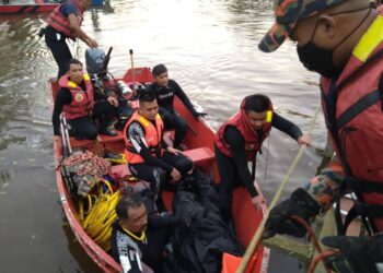 ANGGOTA bomba mengangkat mayat mangsa yang ditemukan mati lemas setelah terjatuh  di Sungai Benut di Pontian, Johor. -UTUSAN/MUHAMMAD ZIKRI