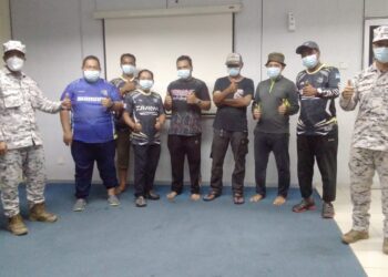 PEMANCING yang terselamat dalam kejadian kejadian bot terbalik akibat dipukul ombak di perairan Kuala Kurau dekat dekat Parit Buntar hari ini. - UTUSAN/WAT KAMAL ABAS