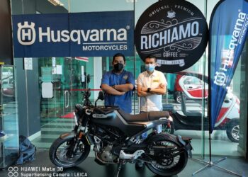 Muhammad Zamry (kiri) dan Pengarah Welly World Cycles, Ngo Yoke Kwang di majlis pelancaran kerjasama antara Richiamo Coffee dan Husqvarna Motorcycles di Kuala Lumpur. - Ihsan Richiamo Coffee